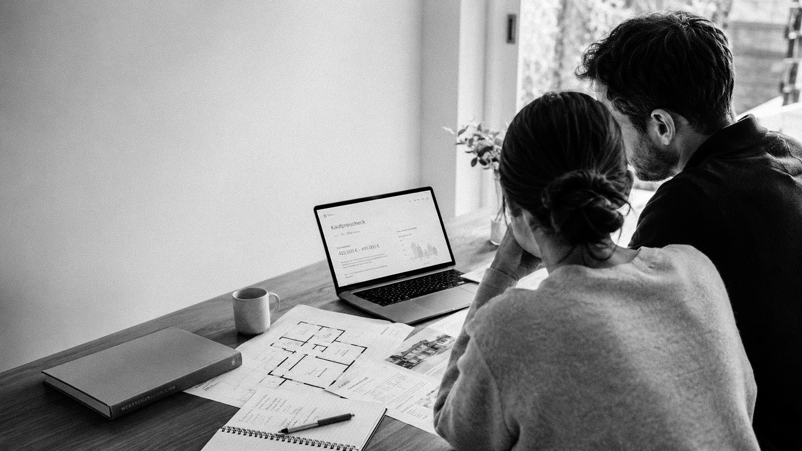 Grundriss und Exposé auf dem Tisch – Kaufpreis-Check vor dem Kauf