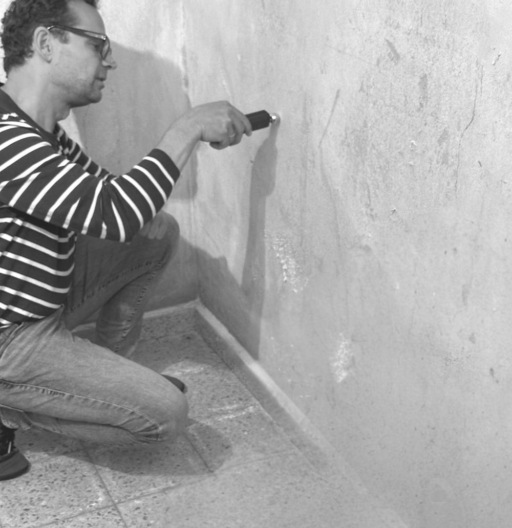Pascal Hewel bei der Feuchtemessung an einer betroffenen Wand